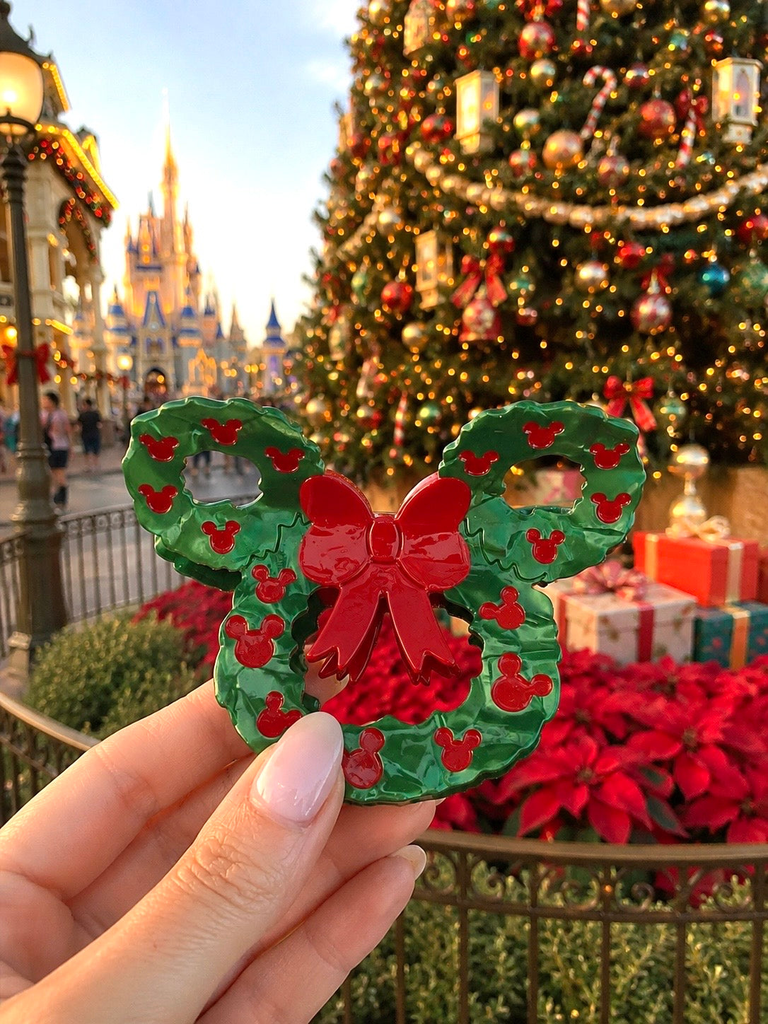 Main St Wreath Clip pre order in red • PRE ORDER
