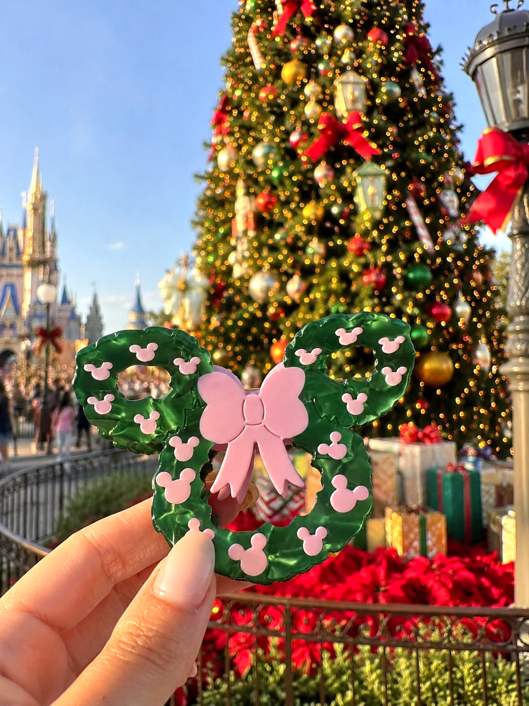 Main St Wreath Clip pre order in pink • PRE ORDER