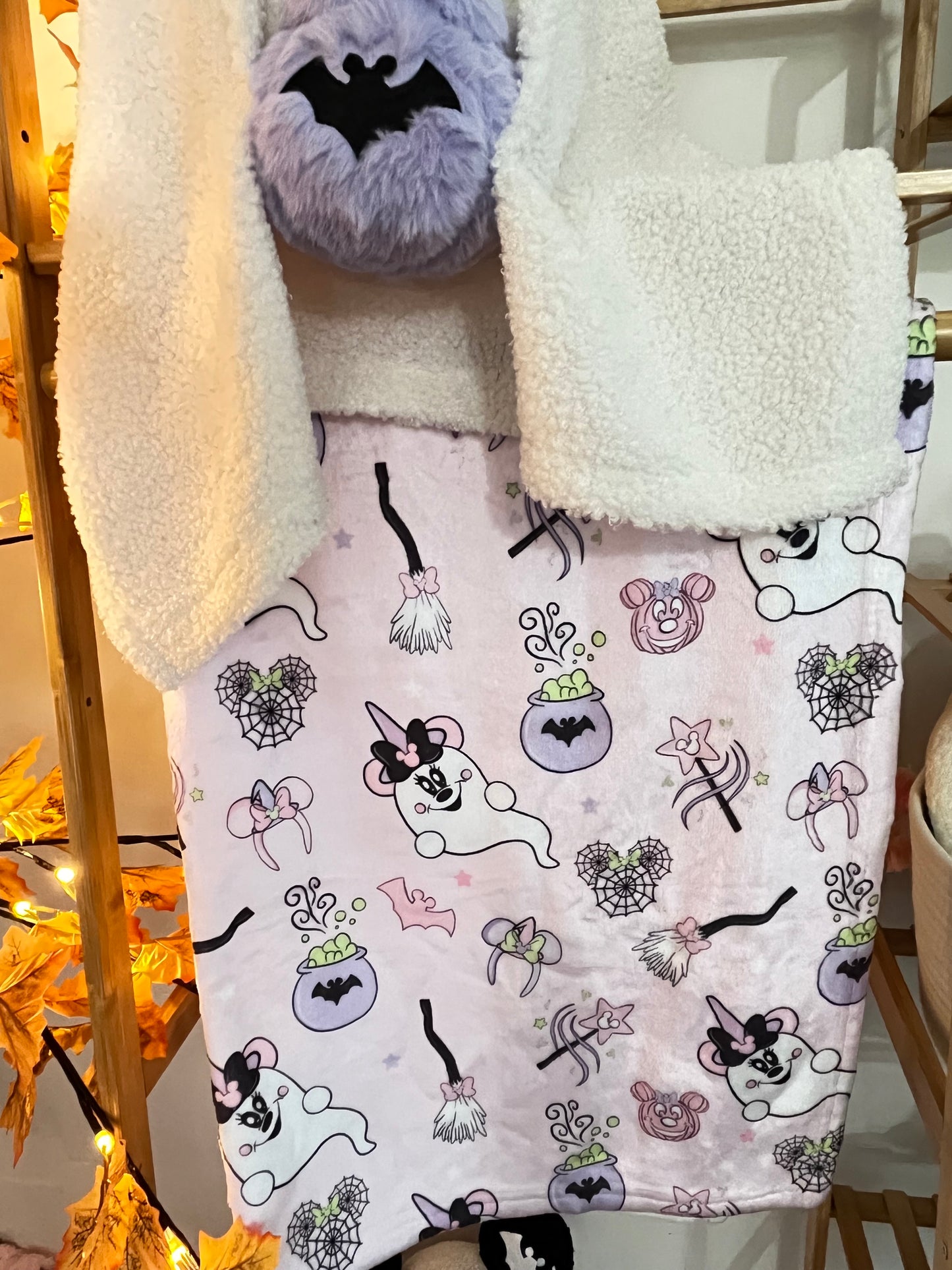 𝗠𝗶𝗻𝗻𝗶𝗲 𝗚𝗵𝗼𝘀𝘁𝘆 𝗪𝗶𝘁𝗰𝗵 𝗯𝗹𝗮𝗻𝗸𝗲𝘁 𝗲𝘅𝗰𝗹𝘂𝘀𝗶𝘃𝗲 Cozy Blanket