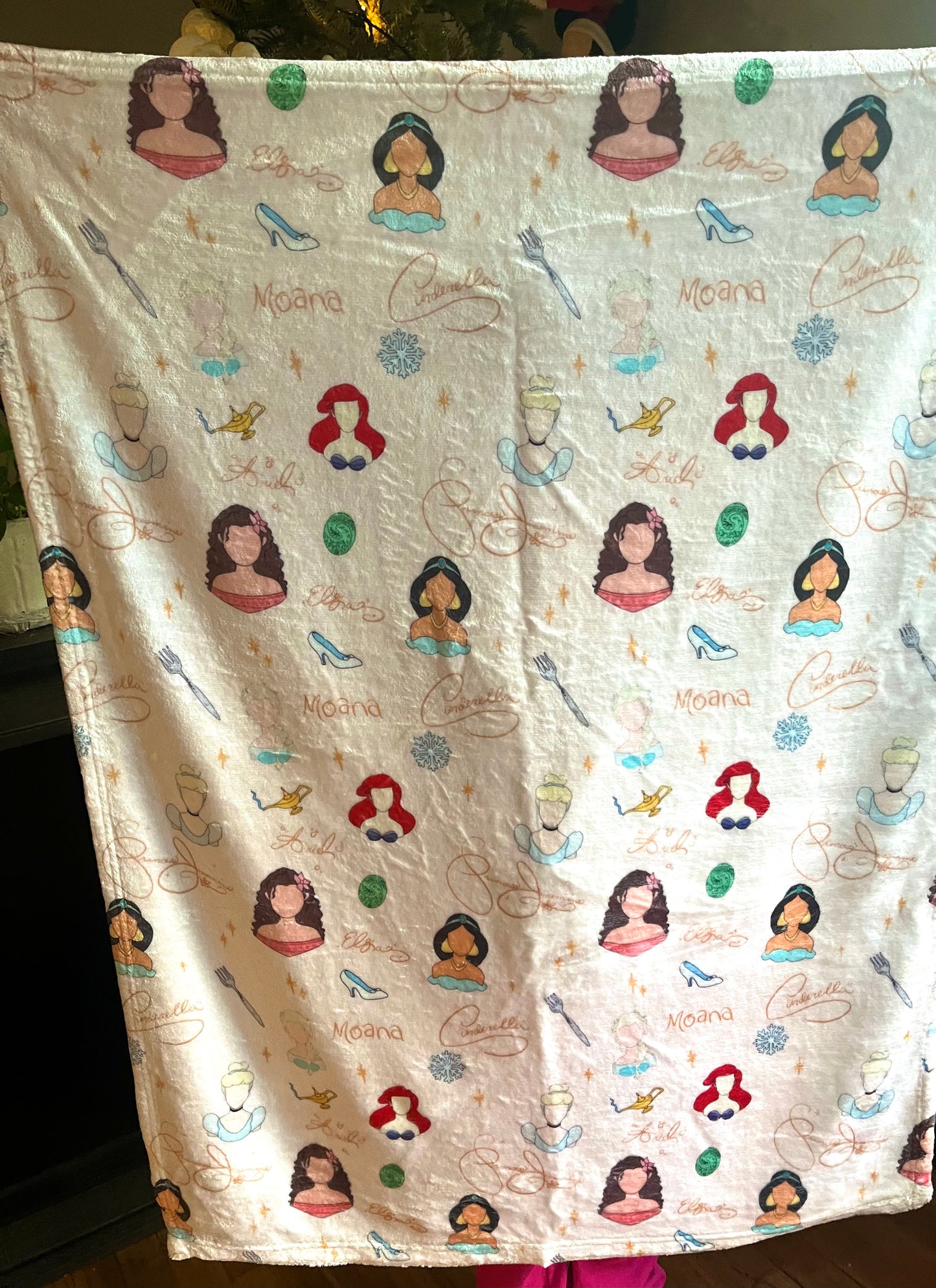 Princesses blanket - ready to ship. ( 30 x 40 )